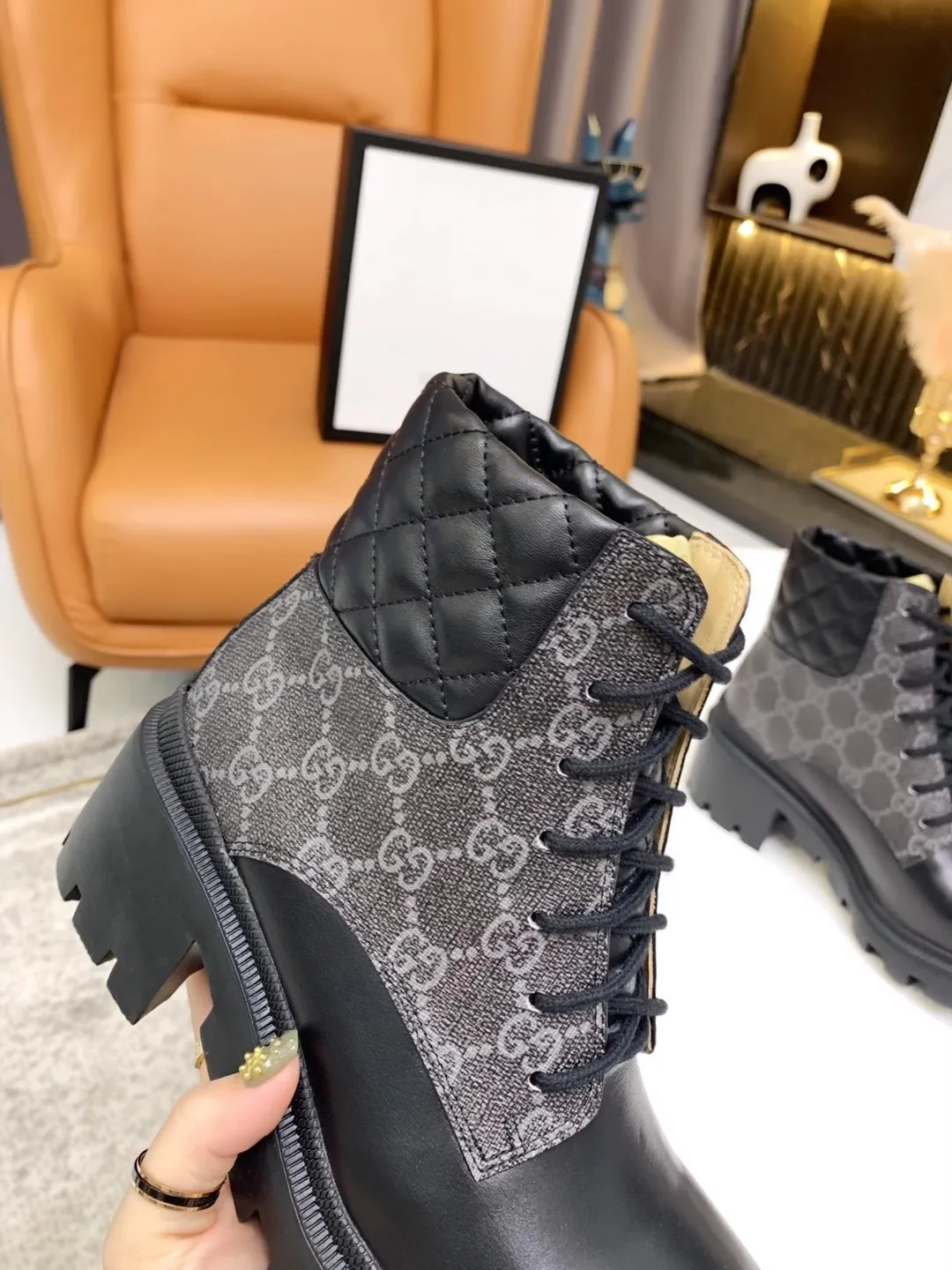 👟👟Ex-factory price 560👟👟 (Electric embroidery on the shoe collar ➕ Oil edge on the upper) The new version of Gucci GUCCI is on sale...🔥 It has a retro British style and is decorated with a LOGO cloth label on the front. Heel height: 6cm Fabric: Imported cowhide, open edge beads, lining/foot pads: upgraded cowhide 🐂 Color: black white open edge beads Code number: 34-40. 34 and 41 42 need to be customized Packaging: Comes with card and cloth bag.